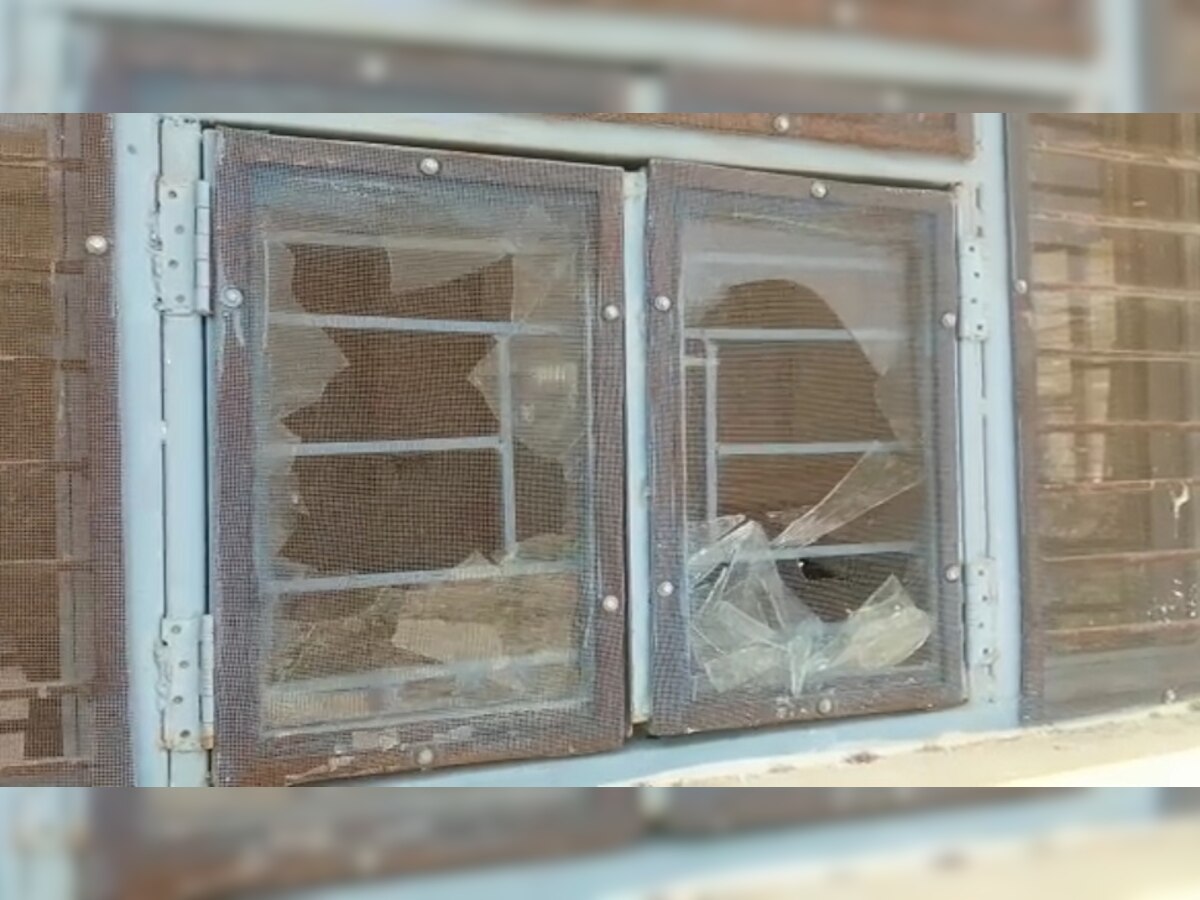 डूंगरपुर के गर्ल्स स्कूल में युवकों ने तोड़े खिड़कियों के शीशे, प्रिंसिपल बोले-अंदर आते हैं बदमाश