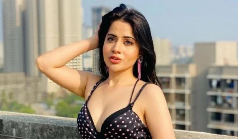 उर्फी जावेद ने कपड़े उतार बॉडी पर चिपकाईं सिर्फ फोटोज, बोल्डनेस ने उड़ाए होश