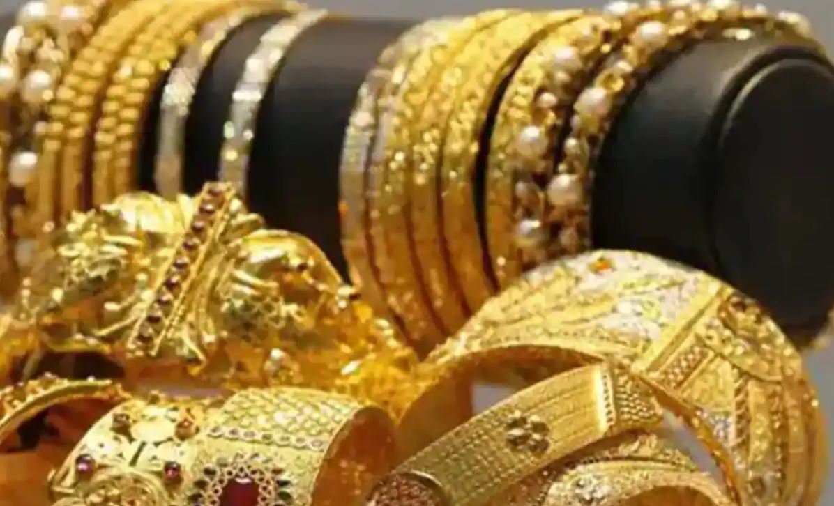 Gold Price: लगातार 2 दिनों से गिर रहे सोने के दाम, 7600 रुपये सस्ता हुआ सोना