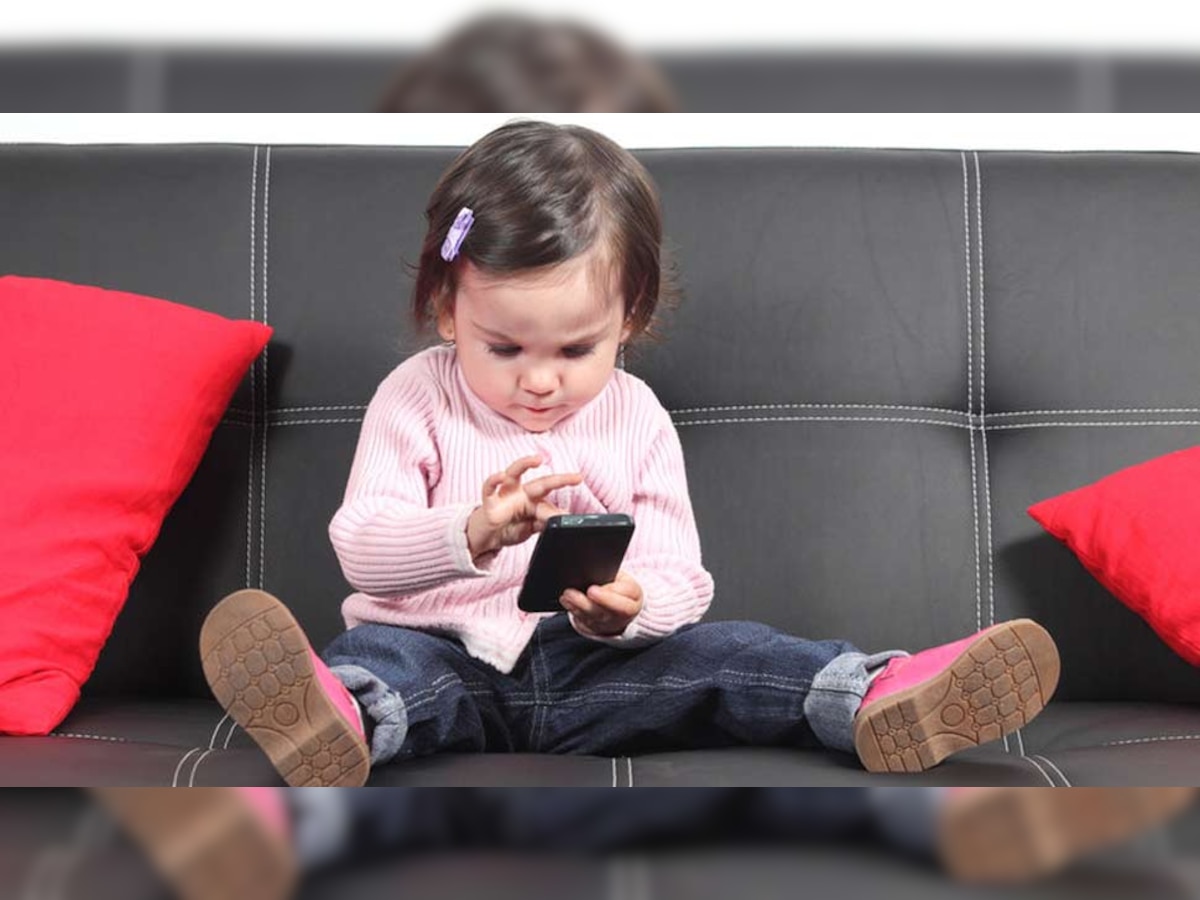 मोबाइल से चिपका रहता है आपका बच्चा, जानिए कैसे छुड़ाएं सेलफोन की लत