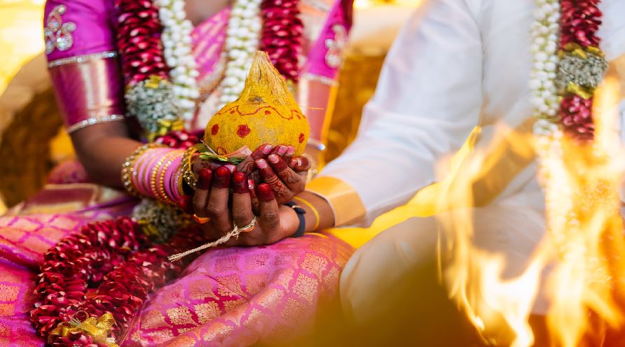 मुस्लिम लड़की-ईसाई लड़का, पर शादी हुई हिंदू रीति-रिवाज से, अब रखेंगे नवरात्रि के व्रत