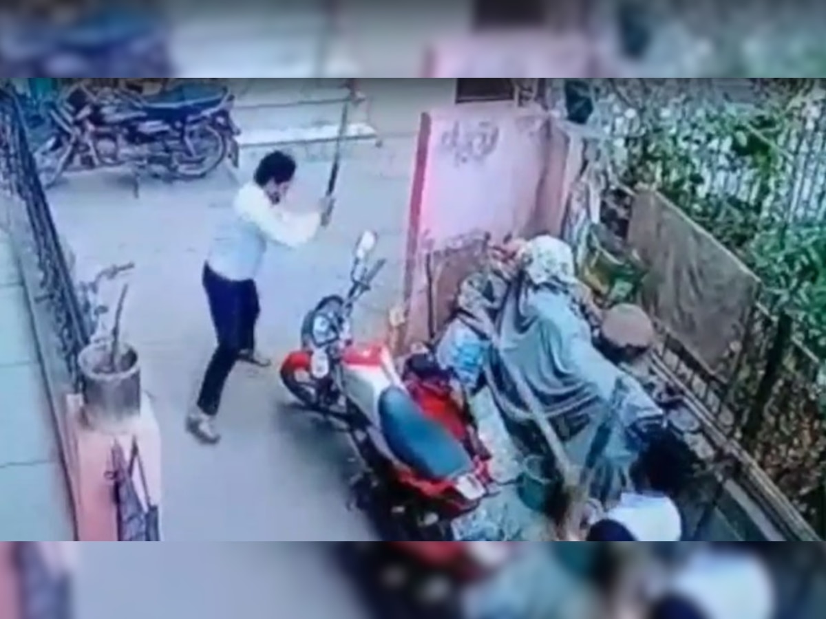 दिल्ली में दबंगों ने बेरहमी से महिला को पीटा, CCTV में कैद हुई पूरी घटना; देखें VIDEO