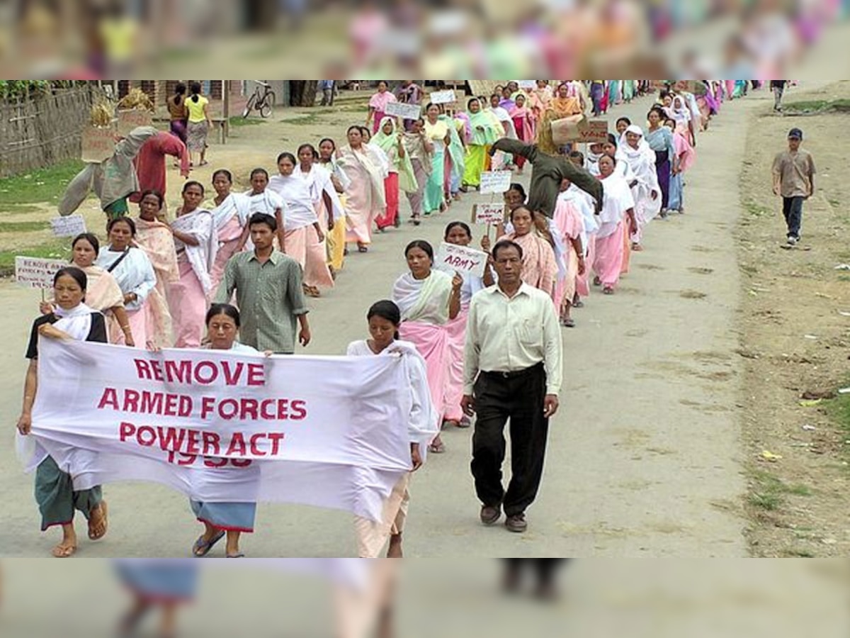 इस कानून को हटाने के लिए निर्वस्त्र हो गई थीं महिलाएं, 16 साल तक भूखी रही एक्टिविस्ट