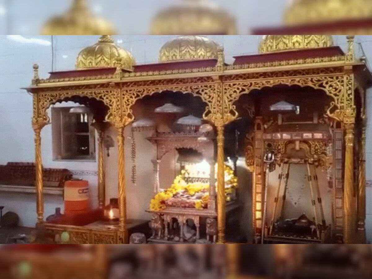  भक्ति के रंग में रंगे श्रद्धालु, दूर-दराज गांवों से पैदल-पैदल इस मंदिर में पहुंचे