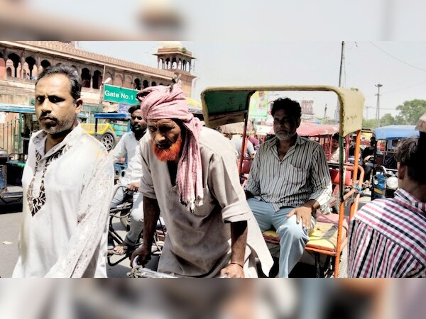 Sharif drives a rickshaw by fasting in stream summer | हलक सुखा देने ...