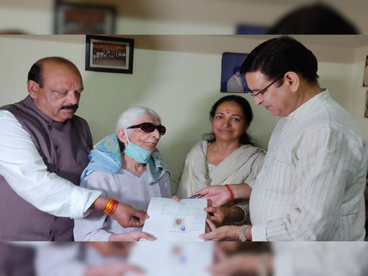 बुजुर्ग महिला ने राहुल गांधी के नाम की वसीयत