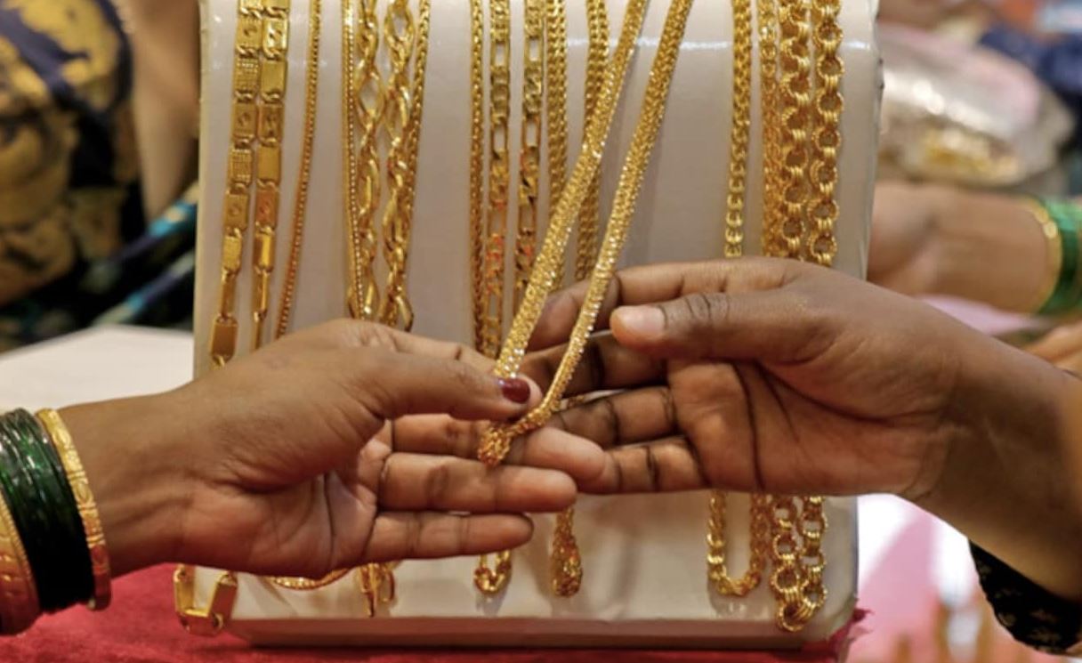 Gold Price: बड़ी गिरावट के बाद इतना सस्ता हो गया सोना, 7000 रुपये से ज्यादा लुढ़के दाम