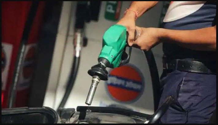 Petrol Diesel Price: पेट्रोल की कीमतों में 9.20 रुपये प्रति लीटर की उछाल, जानिए कितना हुआ दाम