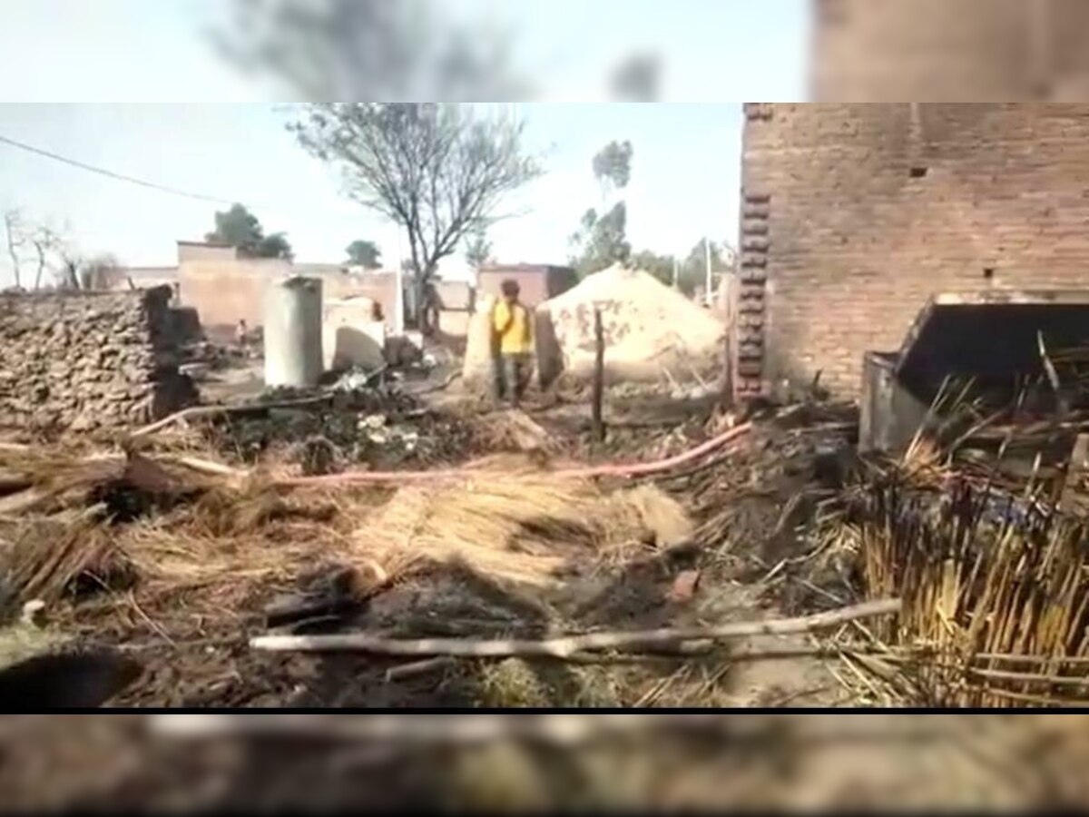 बदायूं: अचानक लगी आग ने मचाया तांडव, इसकी चपेट में आए 25 घर जलकर राख