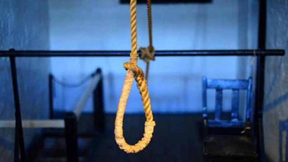 commits suicide betul police found 20 days old dead body of lover couple  who hanging with scarf in forest sdmp | 20 दिन से एक ही फंदे में लटका रहा  प्रेमी जोड़ा,