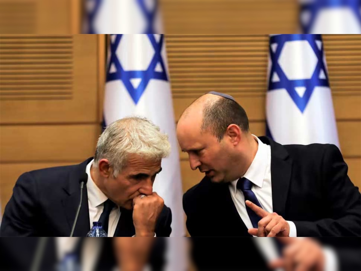 इजरायल के प्रधानमंत्री (दाएं) विदेश मंत्री से बातचीत करते हुए (फाइल फोटो: रॉयटर्स)