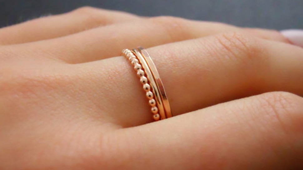 gold ring is lucky for these zodiac signs according to astrology | सोने की  अंगूठी इन राशियों के लिए है लकी, पर भूलकर भी इस अंगुली में न पहनें | Hindi  News, धर्म