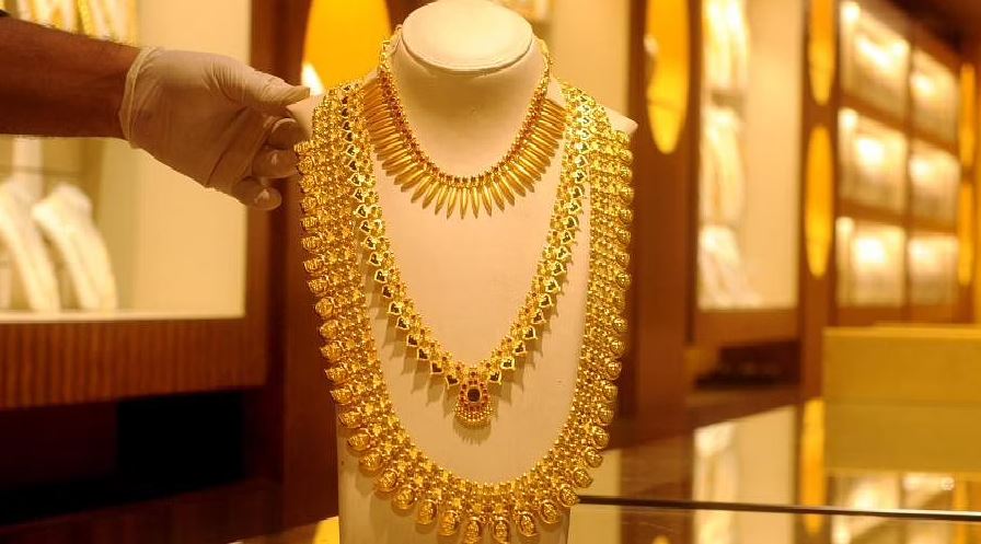 Gold Price: रिकॉर्ड रेट से 6,800 रुपये सस्ता हुआ गोल्ड, जानें सोने का ताजा भाव