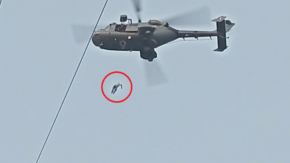 Deoghar Ropeway Accident: देवघर रोप वे पर रेस्क्यू के दौरान बड़ा हादसा, सेना के हेलीकॉप्टर से गिरा शख्स