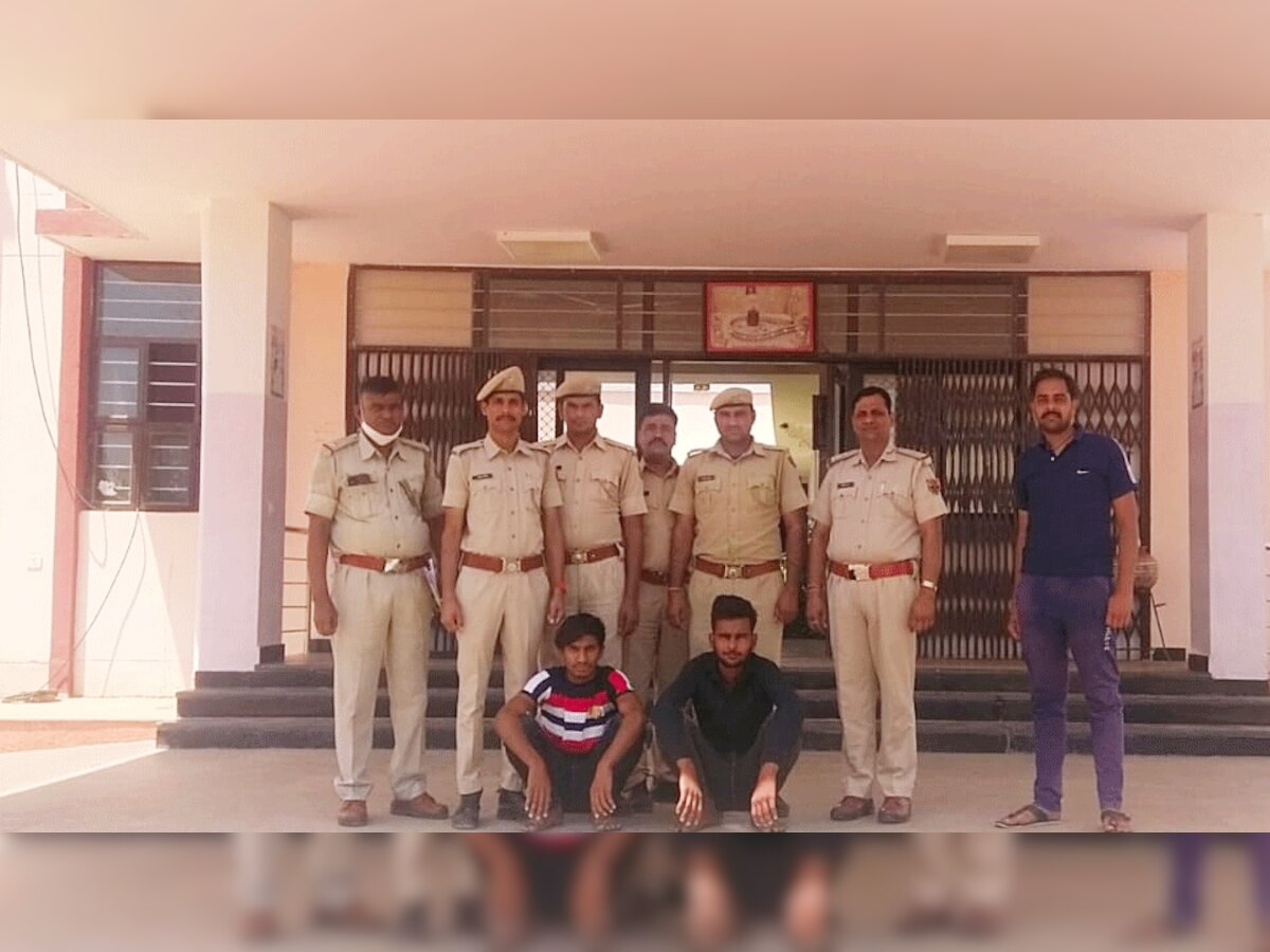 पुलिस ने नाकाबंदी तोड़कर भाग रहे युवकों को पकड़ा तो हुआ ये खुलासा