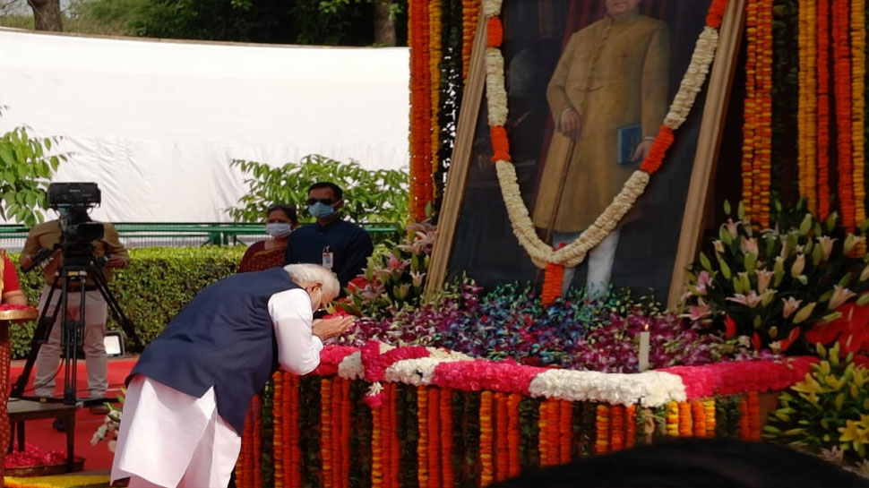 Many leaders including PM Modi paid tribute to Baba Saheb see photos here |  Ambedkar Jayant 2022: बाबा साहेब की 131वीं जयंती पर काटा 131 किलो का केक |  Hindi News,