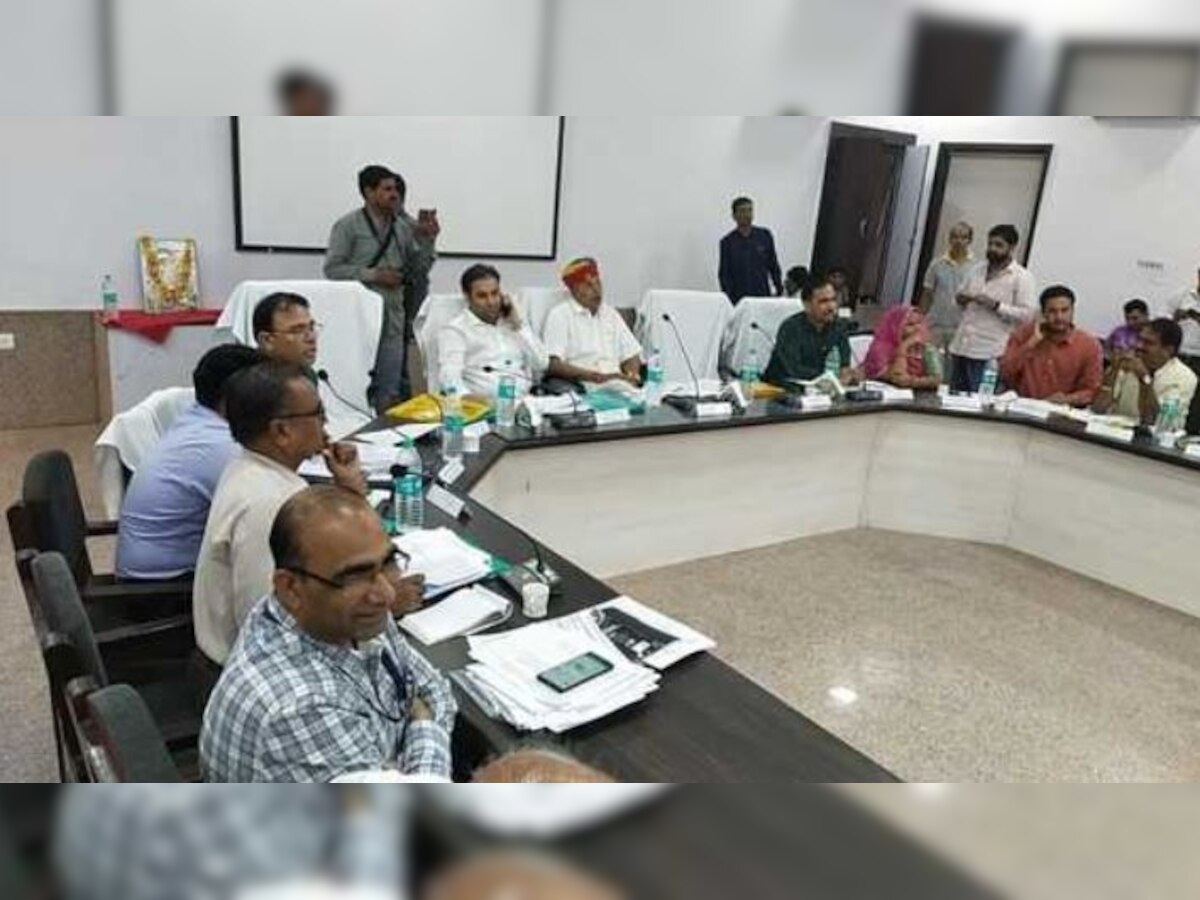नागौर: जिला परिषद की बीच बैठक में भाग गए अधिकारी, जानिए वजह