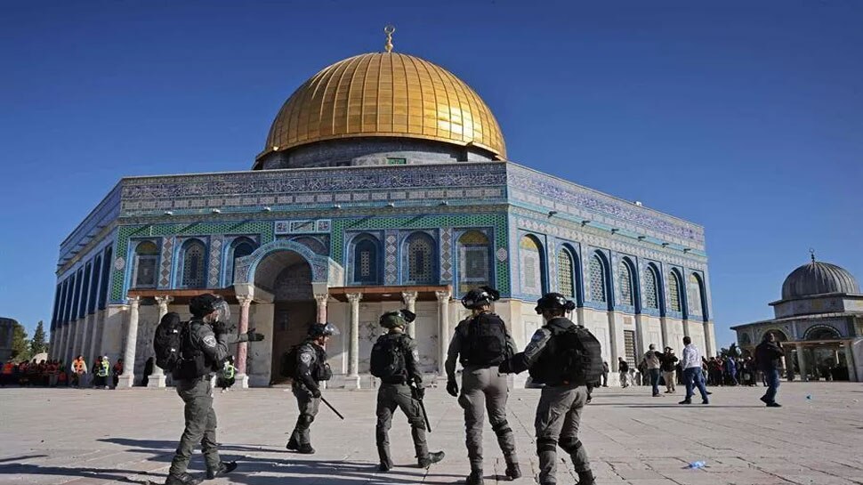 Israeli police clash with palestinians at al-aqsa mosque, 59 palestinians  injured | Al-Aqsa Mosque: इजराइल की अल-अक्सा मस्जिद में पुलिस से झड़प, 59  फलस्तीनी घायल