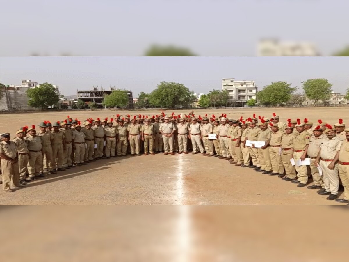 डूंगरपुर : पुलिस दिवस पर 84 पुलिसकर्मियों को उत्तम सेवा चिन्ह, एसपी ने ली परेड की सलामी