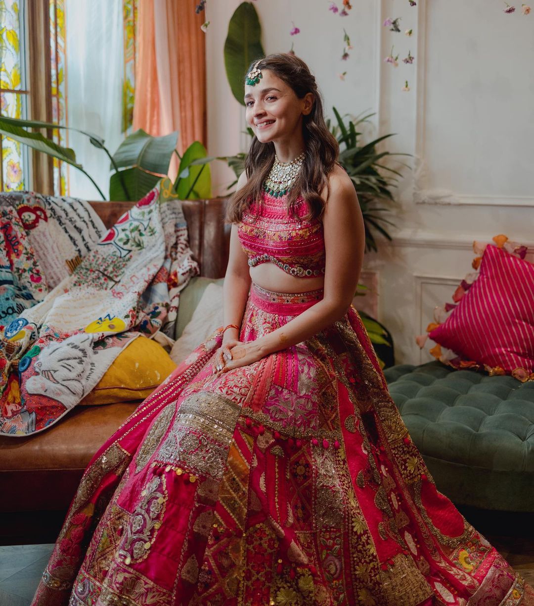 Kareena Kapoor Khan Looks Ethereal In A Shimmery Silver Lehenga At Alia  Bhatt & Ranbir Kapoor's Mehendi, Netizens React, “Only Product Of Nepotism  Who Is Talented”
