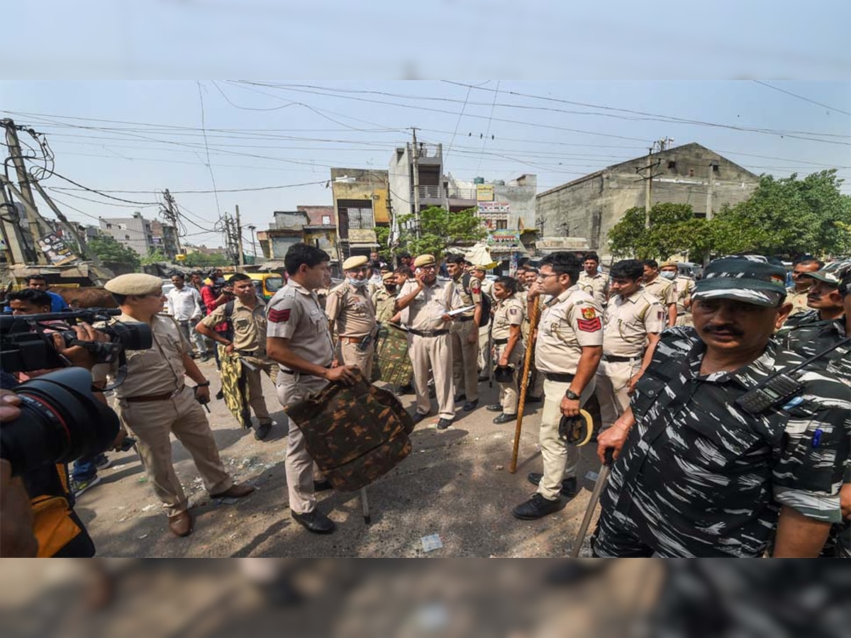  "शोभा यात्रा के दौरान मस्जिद में घुसने की कोशिश से हुई दंगे की शुरूआत" 