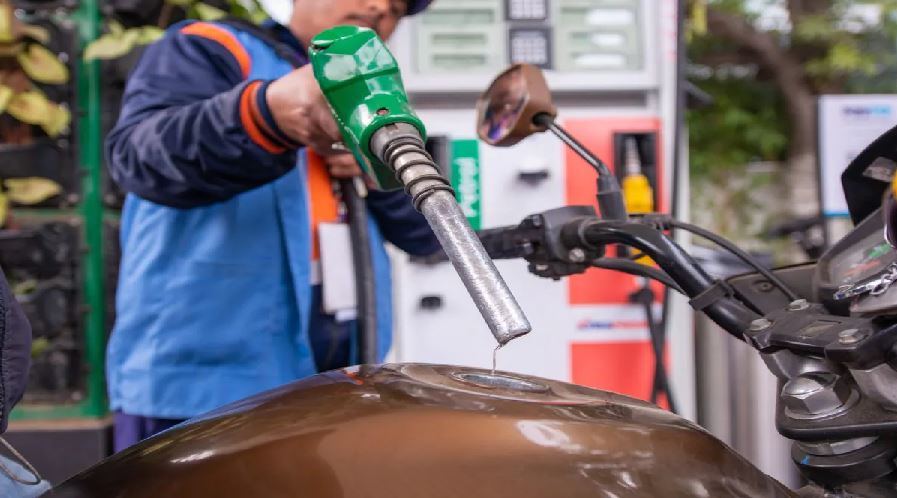 Petrol Price: पेट्रोल की कीमतों में लगी आग, 123 रुपये प्रति लीटर हुए दाम