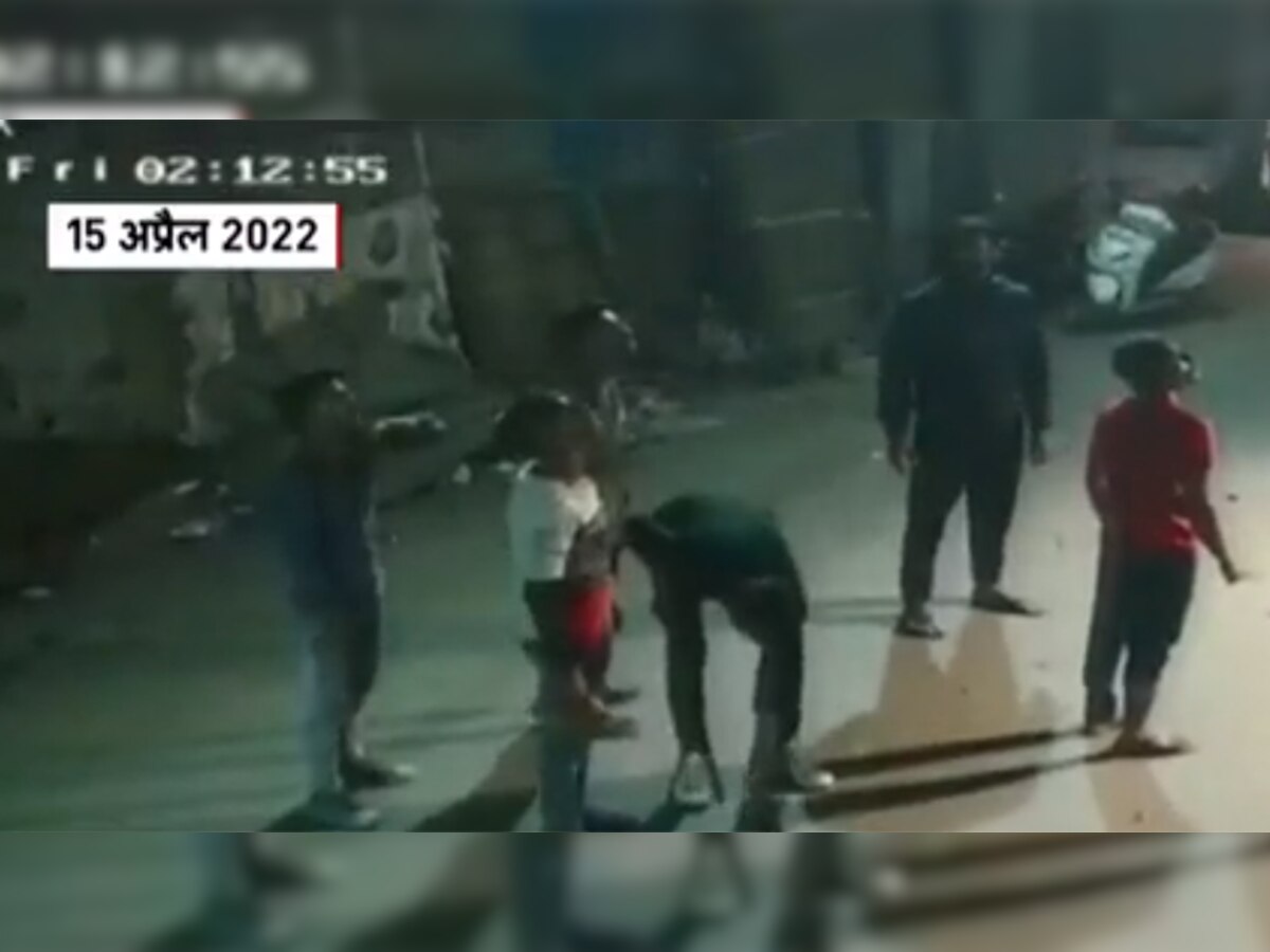 Jahangirpuri violence: हिंसा से 1 दिन पहले का VIDEO आया सामने, लाठी के साथ दिखे लोग