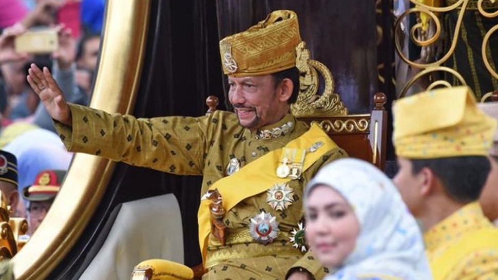 Brunei Facts Tradition Of Hanging Pictures Of Wives Outside The House   1113391 Brunei 4 