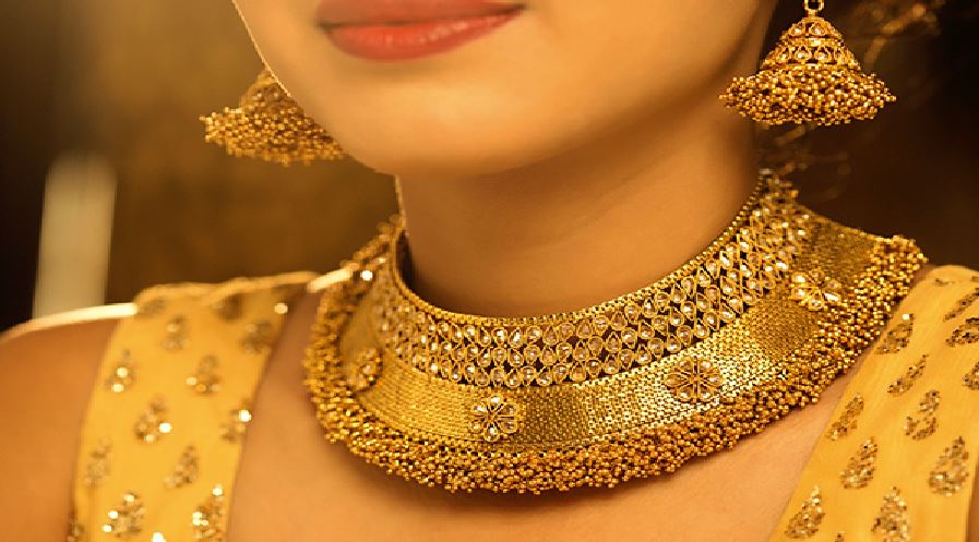 Gold Price: धड़ाम हो गया सर्राफा बाजार, रिकॉर्ड रेट से 6,250 रुपये सस्ता हुआ गोल्ड