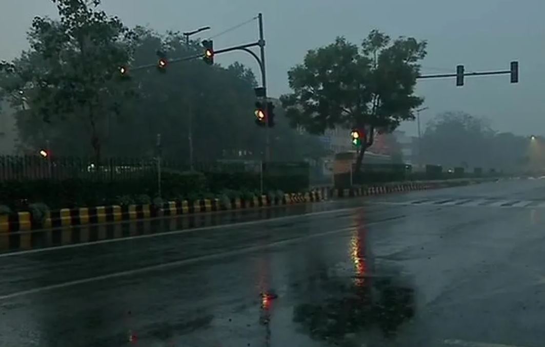 Weather Update: दिल्ली में मौसम हो रहा सुहावना, चिलचिलाती गर्मी से राहत के आसार