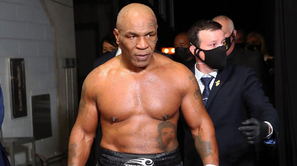 Mike Tyson Viral Video: फैन की इस हरकत पर भड़के माइक टायसन, लगातार मुक्के बजाकर बिगाड़ दिया चेहरे का नक्शा