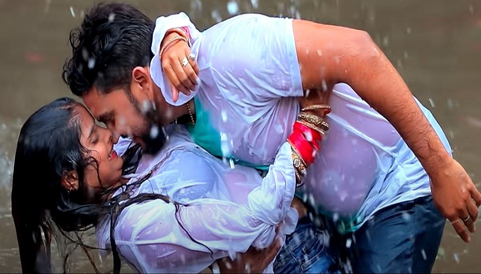 गूंजन सिंह का गाना 'ककोलत के झरना 2.0' मचा रहा हंगामा, वीडियो देखें गूंजन सिंह का गाना 'ककोलत के झरना 2.0' मचा रहा हंगामा, वीडियो देखें