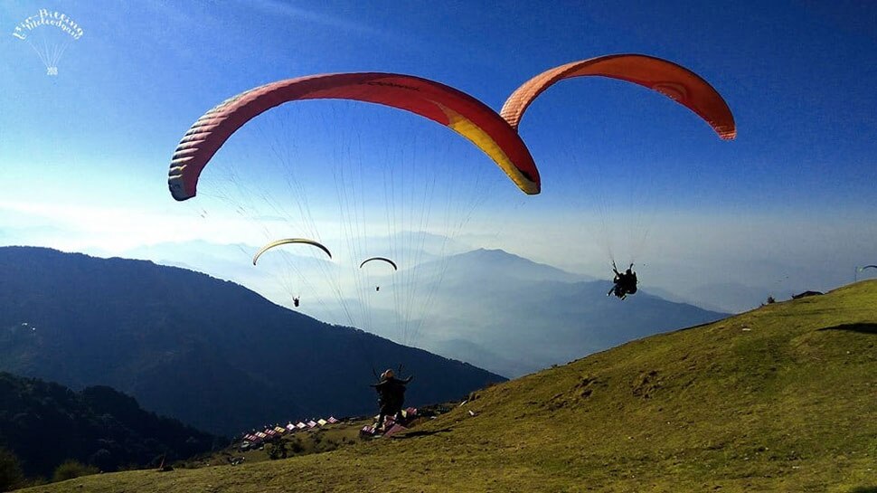 हिमाचल प्रदेश के बीर में पैराग्लाइडिंग