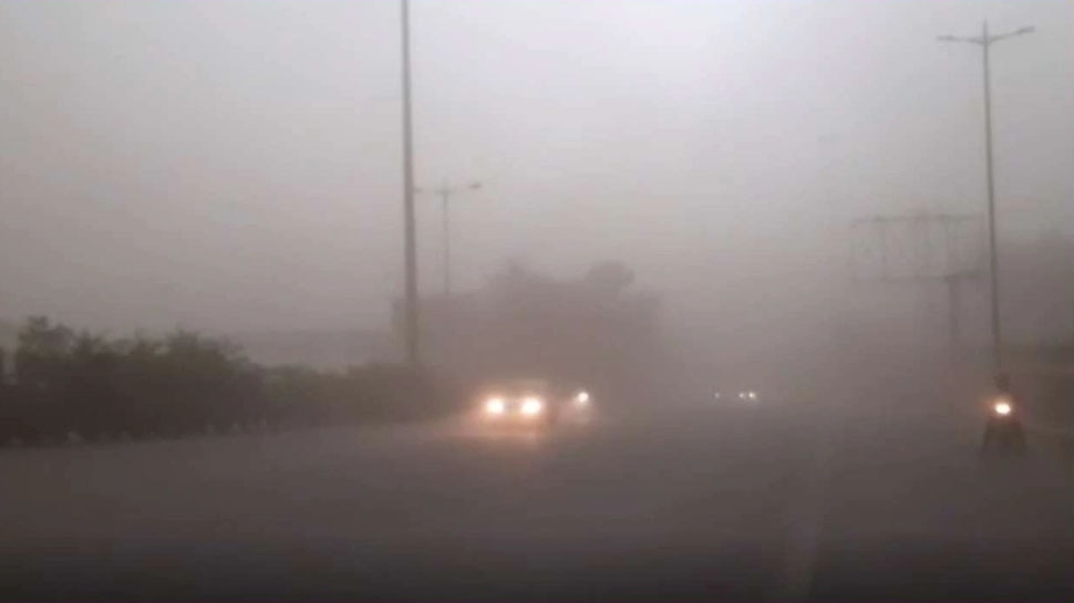 Weather Updates: दिल्ली-एनसीआर में आया आंधी-तूफान, लखनऊ डाइवर्ट की गई उड़ानें