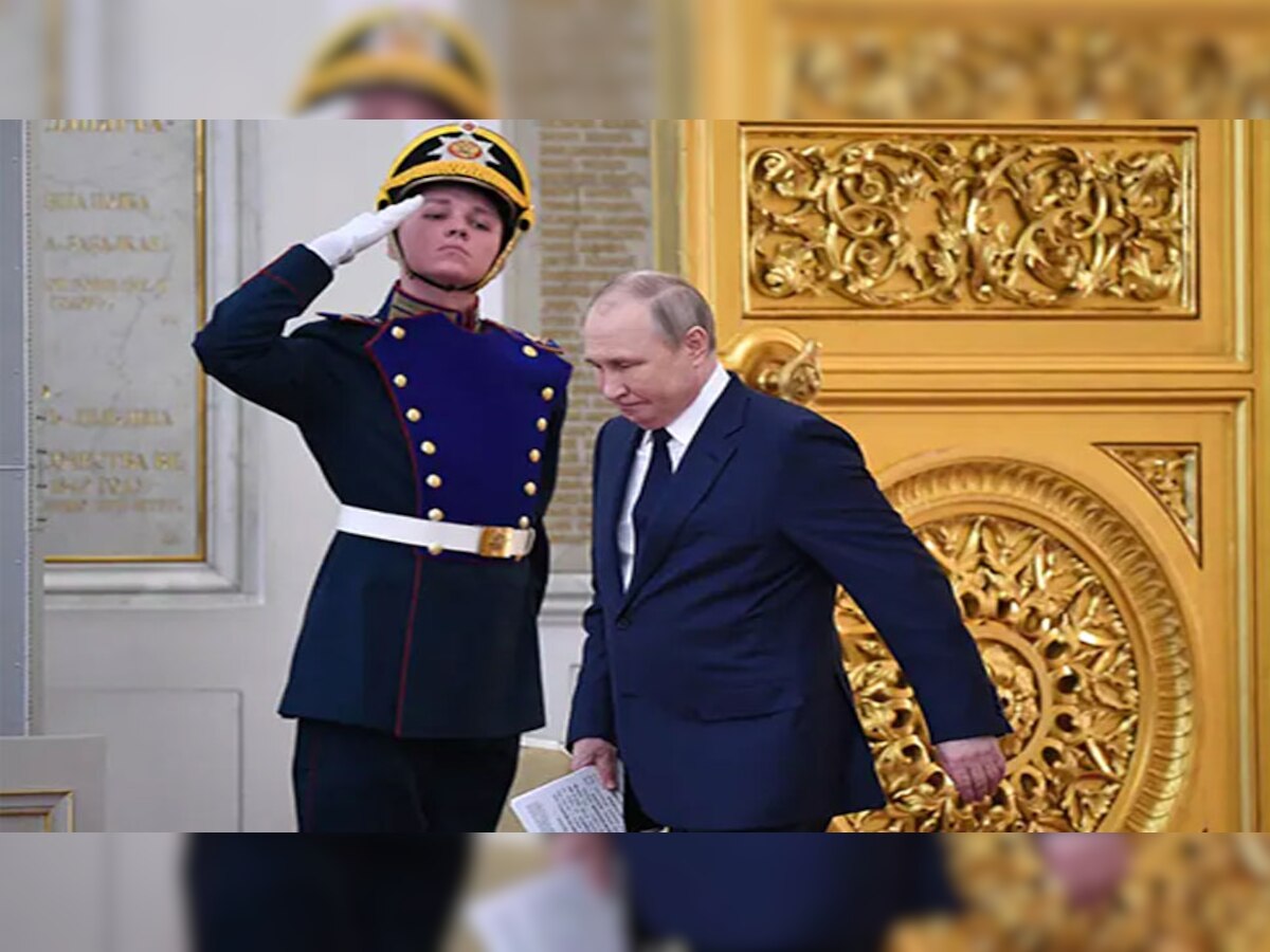 Vladimir Putin: क्या इस बीमारी से जूझ रहे हैं पुतिन? लेटेस्ट फोटो में हाथ के मूवमेंट ने चौंकाया, देखिए Video