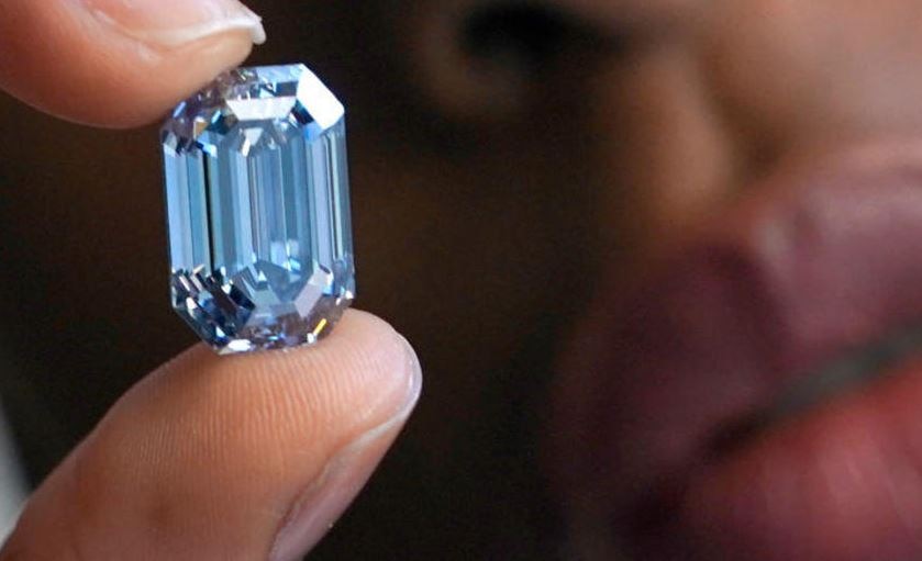 450 करोड़ रुपये में बिका दुनिया का सबसे बड़ा नीला हीरा, जानें इसकी खूबियां
