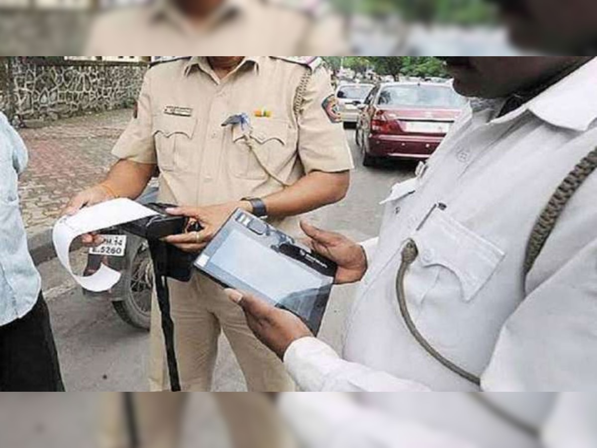 कार में हेलमेट न पहनने पर कट गया चालान! जानें ट्रैफिक पुलिस से कैसे हुई ये अजीबोगरीब भूल