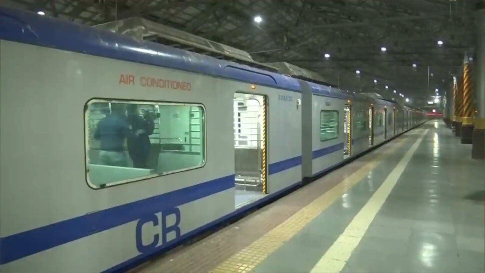 Indian Railway: बढ़ती महंगाई के बीच रेलवे ने दी यात्रियों को बड़ी राहत, मुंबई में लोकल एसी ट्रेनों का आधा किया किराया