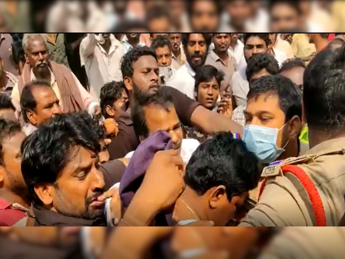 Andhra Pradesh: बेकाबू भीड़ ने विधायक पर किया हमला, पार्टी के नेता की हत्या के बाद पहुंचे थे गांव