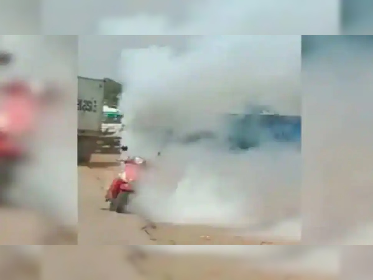 Electric scooter fire: एक और इलेक्ट्रिक स्कूटर में लगी आग, धुआं निकला और आग की लपटों में घिरा वाहन