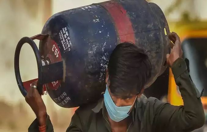 LPG Cylinder Price Hike: 102 रुपये बढ़ गए गैस सिलेंडर के दाम, जानें नई कीमत