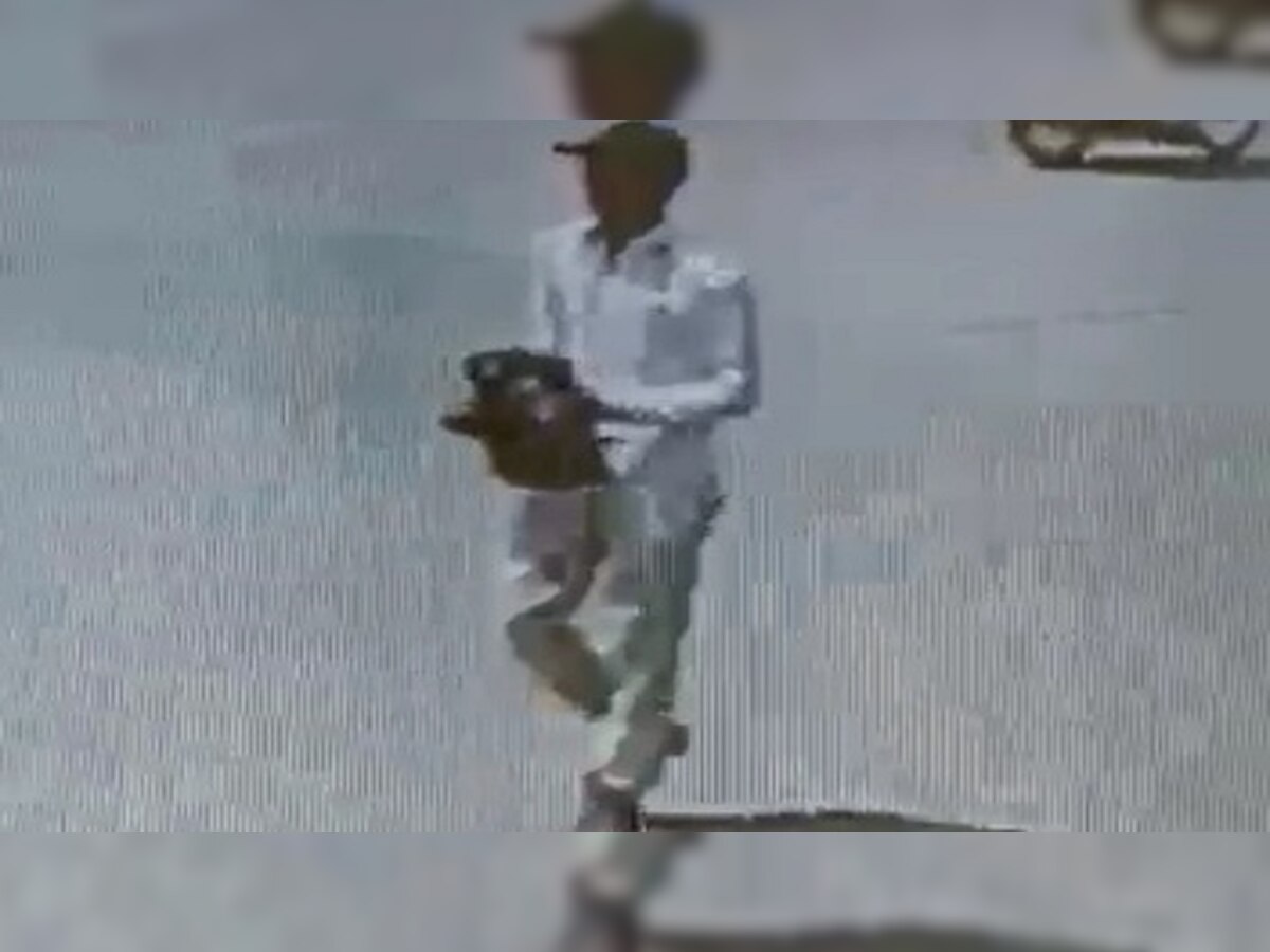 रुपयों से भरा बैग बाइक से निकालकर ले भागा चोर, पूरी वारदात CCTV कैमरे में कैद