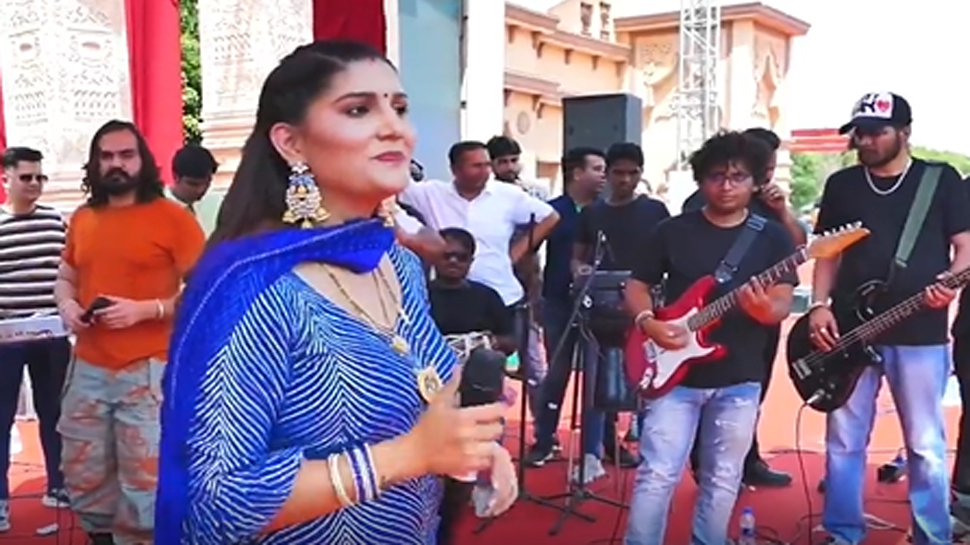 सपना चौधरी ने पटिया सूट में अपने पति के साथ दिया स्टेज परफोर्मेंस; वीडियो हुई वायरल सपना चौधरी ने पटिया सूट में अपने पति के साथ दिया स्टेज परफोर्मेंस; वीडियो हुई वायरल