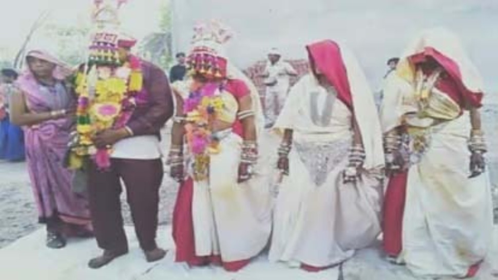 पूर्व सरपंच ने 15 साल से साथ रह रहीं तीन प्रेमिकाओं से एक साथ रचाई शादी पूर्व सरपंच ने 15 साल से साथ रह रहीं तीन प्रेमिकाओं से एक साथ रचाई शादी