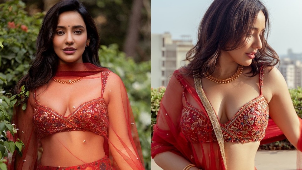 Neha Sharma Photos: ब्लैक शर्ट के बटन खोलकर एक्ट्रेस ने दिखाई काली ब्रालेट, चेहरे की मासूमियत ने छू लिया दिल