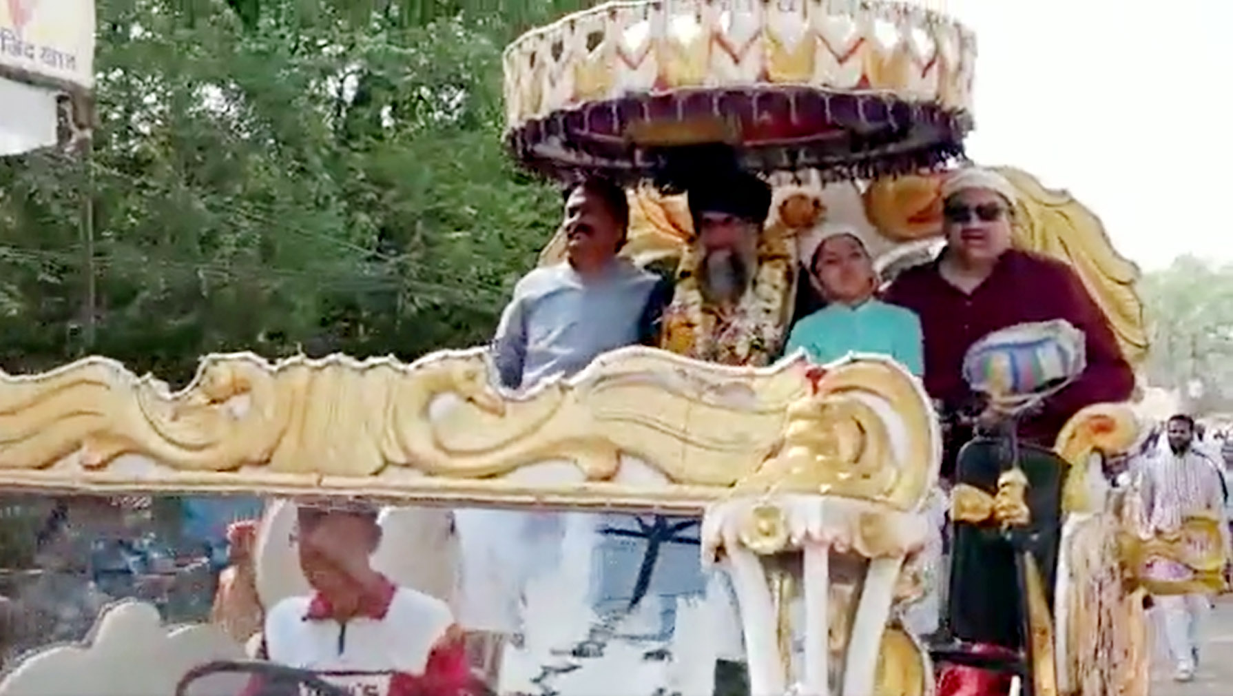 50 वर्षों से शहर काजी को बग्घी पर बैठाकर हर ईदगाह ले जाता है यह हिंदू परिवार 50 वर्षों से शहर काजी को बग्घी पर बैठाकर हर ईदगाह ले जाता है यह हिंदू परिवार