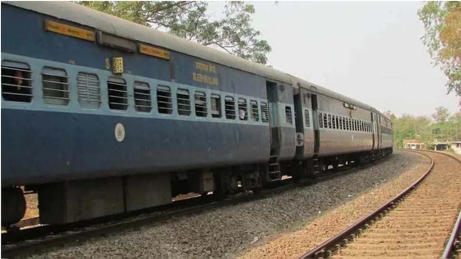 यात्रियों से भरी ट्रेन स्टेशन पर खड़ी कर लोको पायलट पीने गया शराब; जानें आगे क्या हुआ ?  