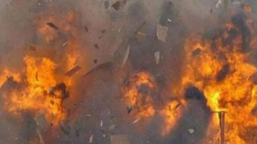 पत्नी-बच्चों को विस्फोट कर उड़ाया, फिर खुद को आग लगाकर कुएं में कूद दे दी जान