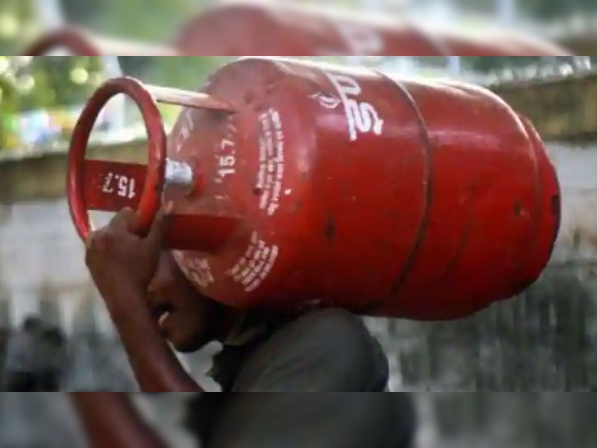 LPG cylinder price hike: फिर पड़ी महंगाई की मार, एलपीजी सिलेंडर के बढ़ गए दाम, देखिए नया रेट