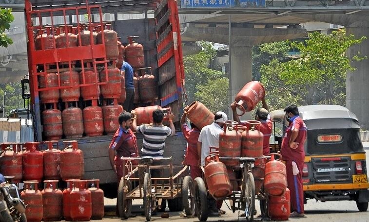 LPG Cylinder Price: 50 रुपये महंगा हुआ सिलेंडर, जानिए 8 साल में कितने बढ़ गए रसोई गैस के दाम